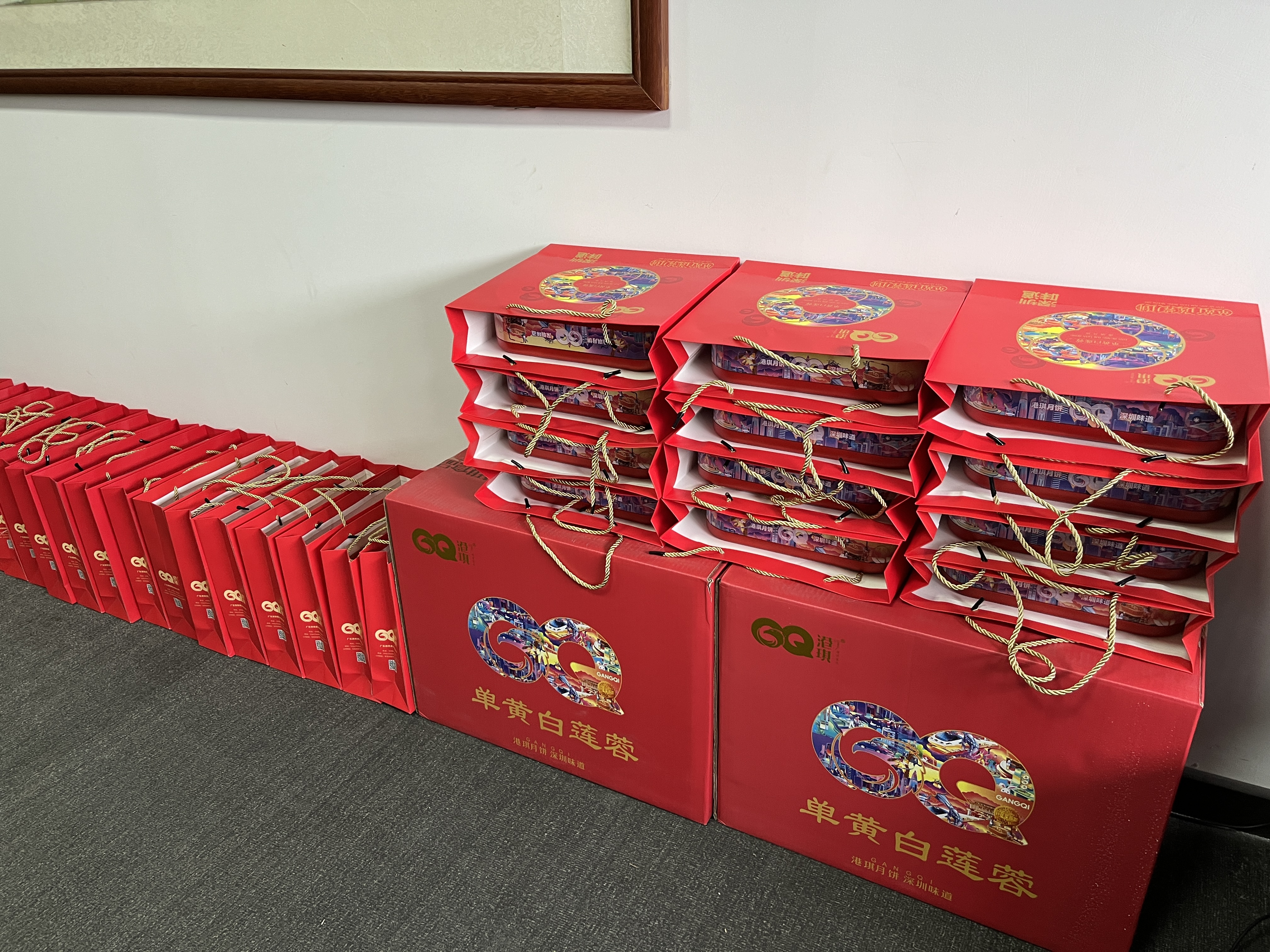 中秋節公司發放福利--每人領取一盒月餅和水果